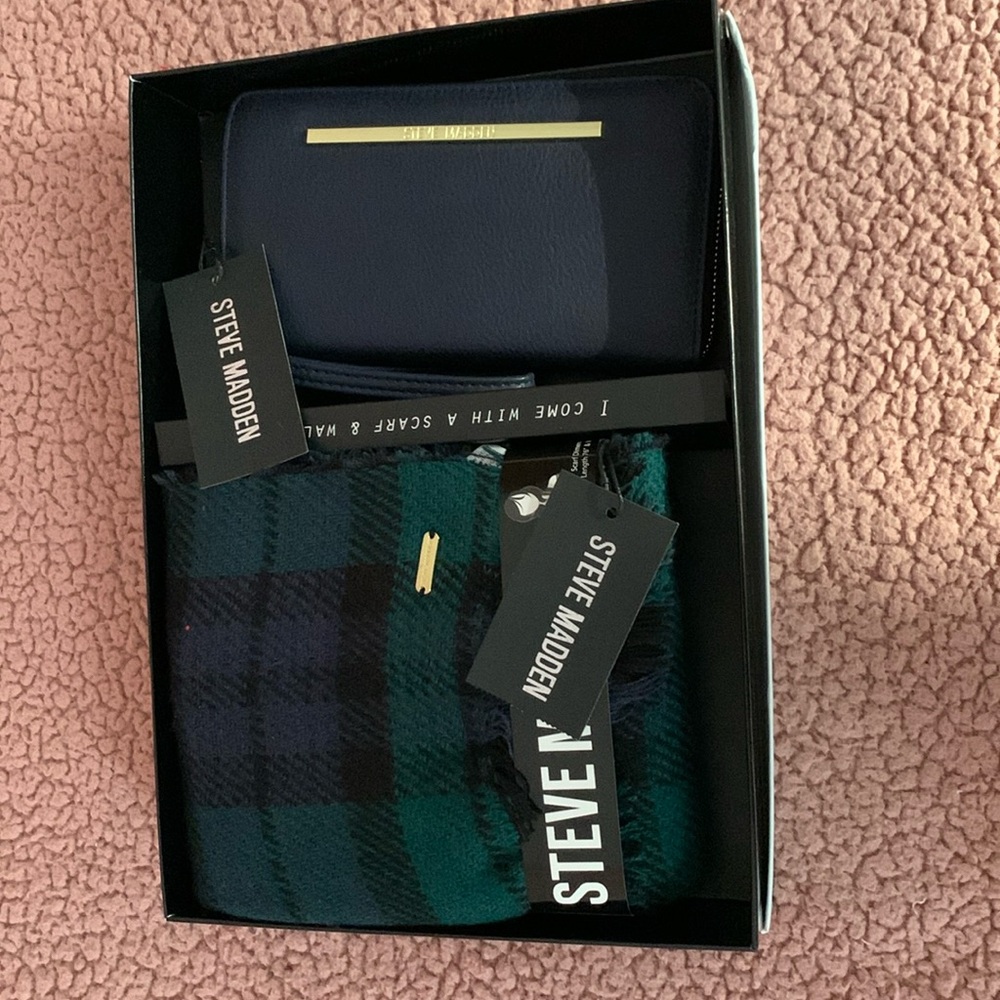 BRAND NEW with tags Steve Madden navy blue wallet AND hunter green/navy scarf